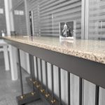 میز شیشه ای با پایه فلزی